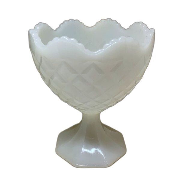 Vintage White Milk Glass Diamond Quilted/Scalloped Edge Pattern Vase/Bowl/Dish‎ - Picture 1 of 9